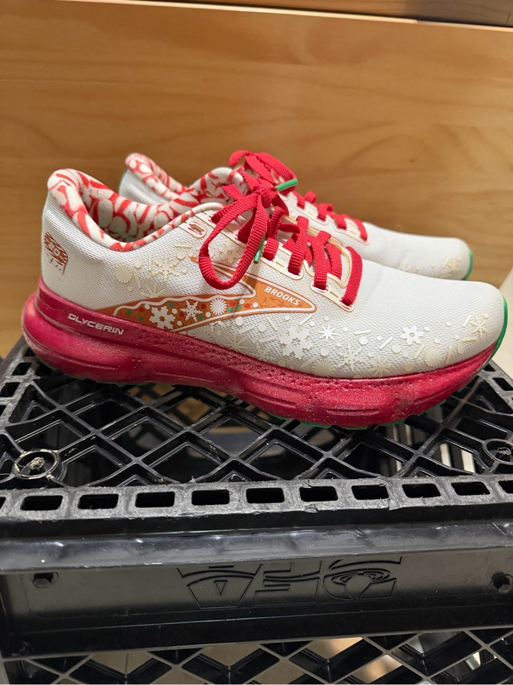 Brooks Womens Run Merry Glycerin 20 Christmas Wh & Red Running Shoes - Picture 3 of 6